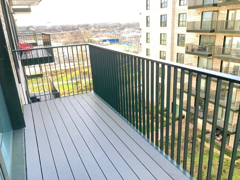 New Build Quality Lift Concierge Balcony Flat 2 Bed 2 Bath Gardens Gym Lounge Cinema Near Rail Bus