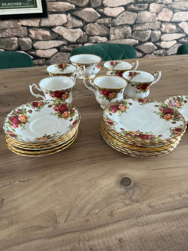 Vintage royal albert joblot - old country roses - 5 saucers plus bowl and extra plates