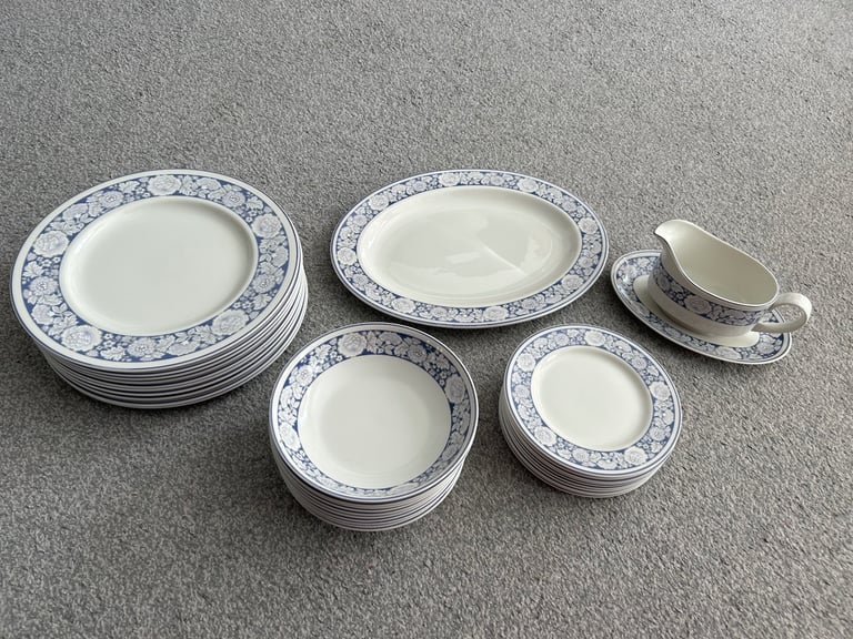 image for OAKDENE Royal Doulton 1974 Fine China Dinner Service