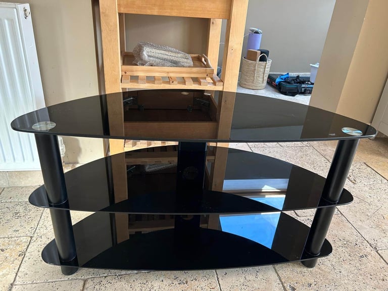 Immaculate heavy glass media/TV stand