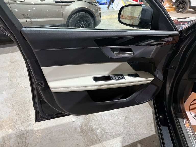 2017 Jaguar XF 2.0d R-Sport Saloon 4dr Diesel Auto AWD Euro 6 (s/s) (240 ps)