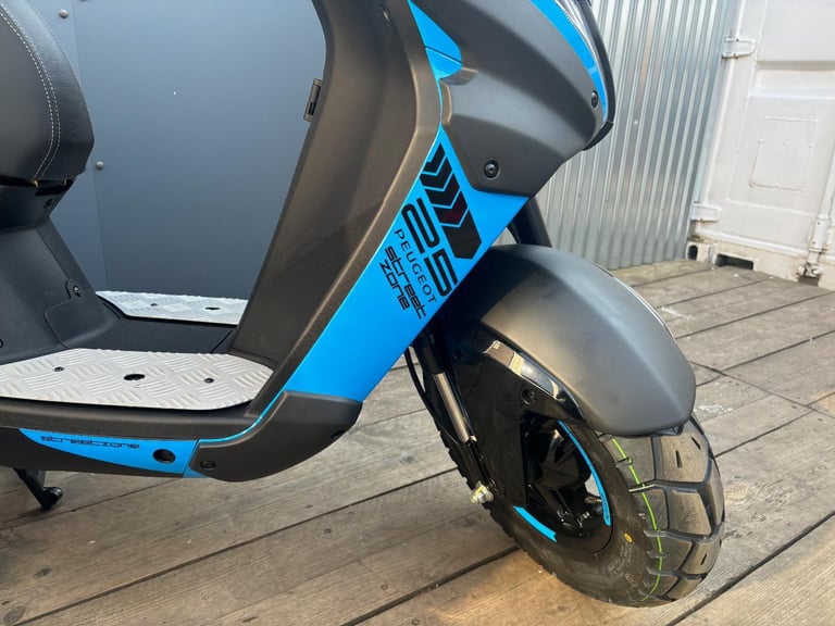 Peugeot Kisbee Streetzone 50cc Automatic Twist and Go Scooter