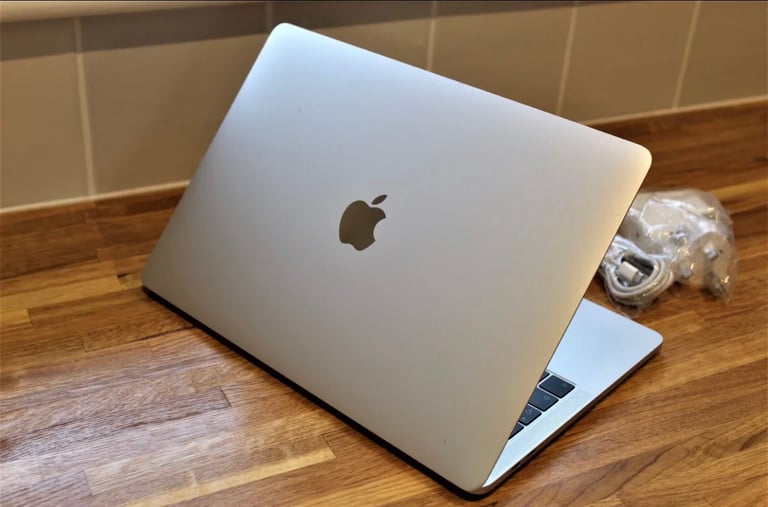 Apple MacBook Pro TOUCHBAR 13 inch core i5 8gb ram 256gb ssd silver 