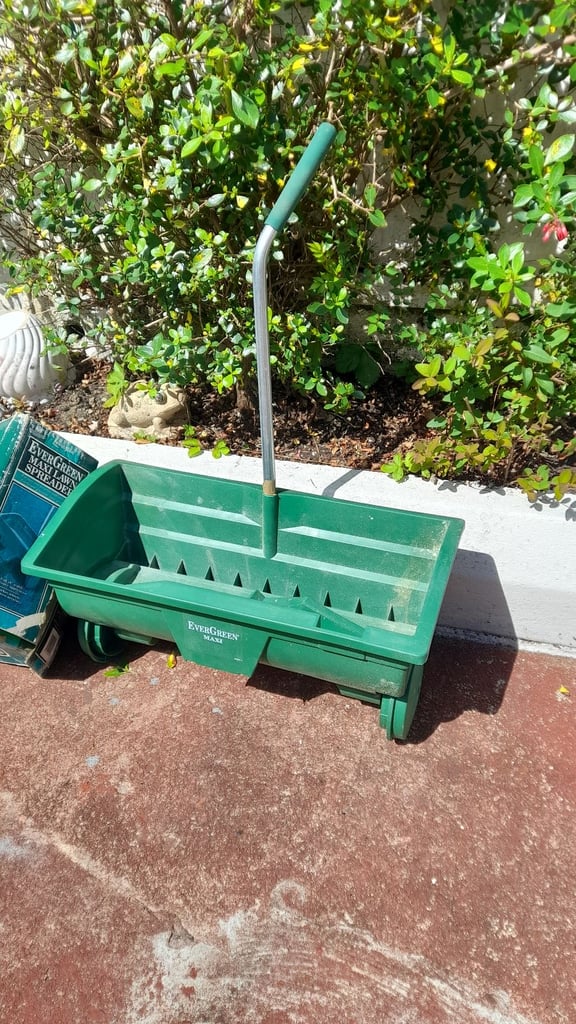 Evergreen maxi lawn spreader 
