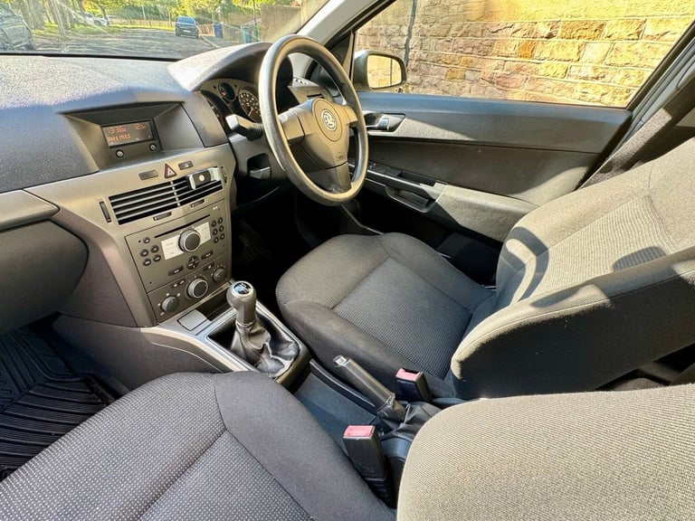 image for Vauxhall Astra Life 1.6 Petrol, Low Mileage, Long MOT – Excellent Condition
