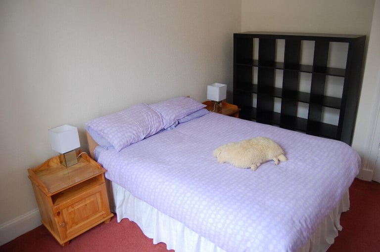 3 bedrooms in Coates Gardens, West End. 2 bathrooms and private walled garden