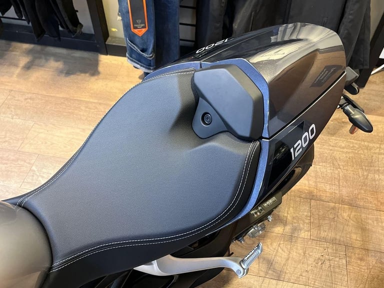 2025 Triumph Speed Triple 1200 RS PREMIUM COLOUR Petrol red 6 Speed