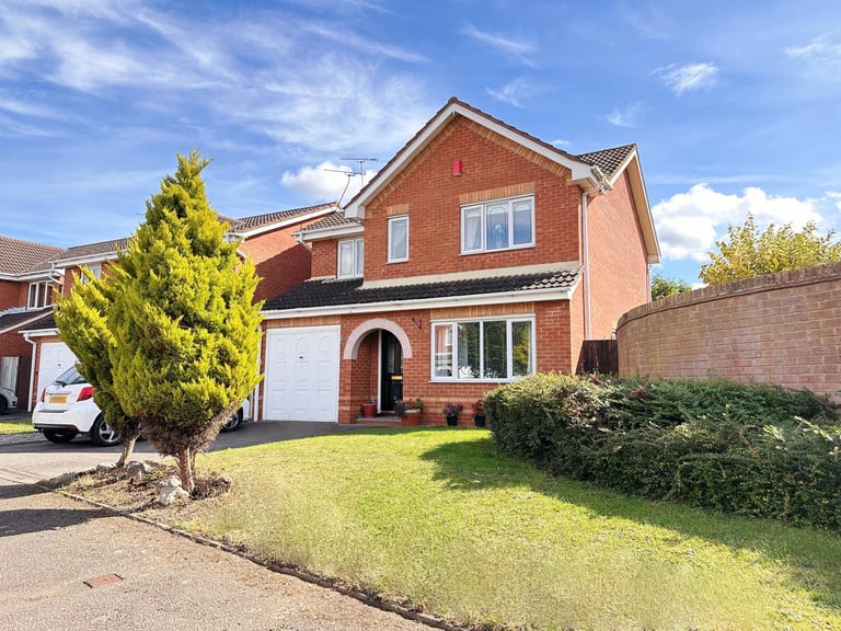 4 bedroom detached house Warwick flexible contract 