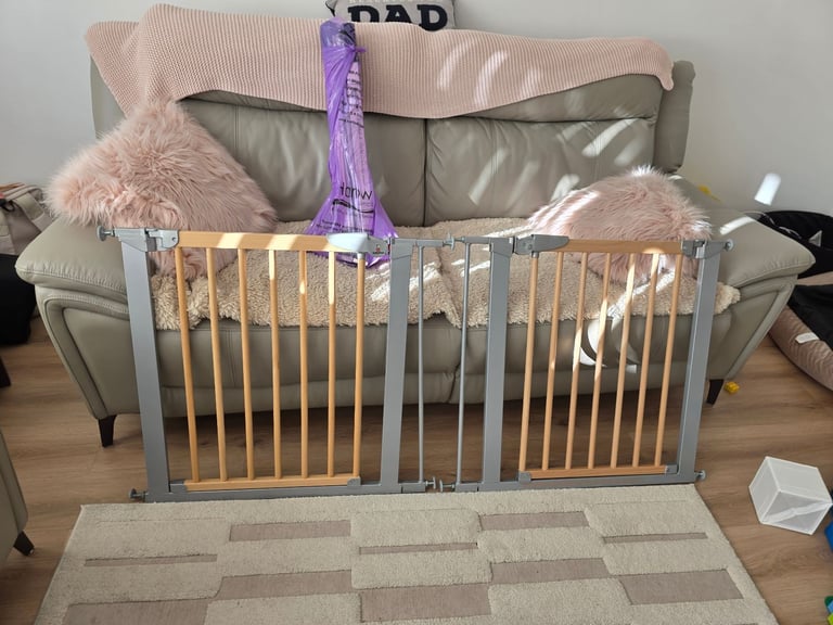 image for 2 x Avantgarde Pressure Indicator Safety Baby Gate Including Extensions