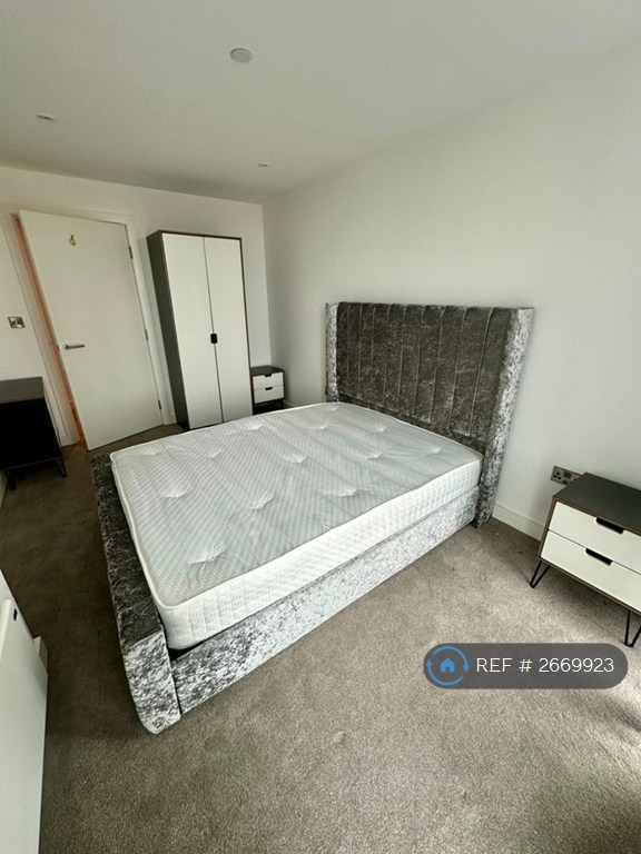 2 bedroom flat in Elizabeth Tower At Crown Street, Manchester, M15 (2 bed) (#2669923)
