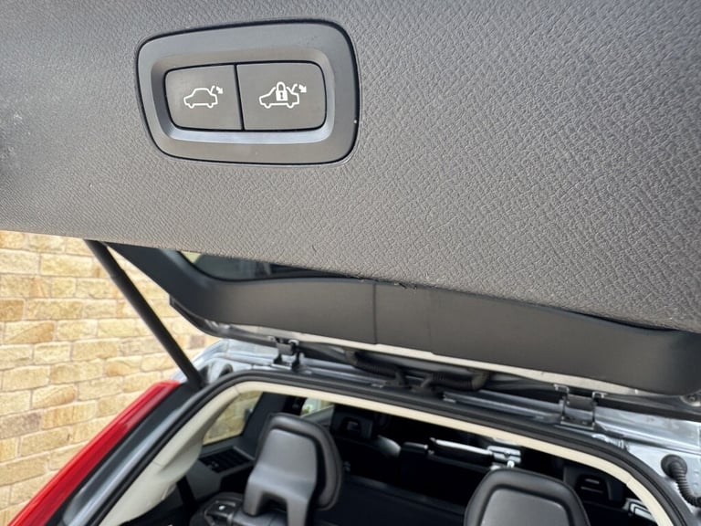 2018 Volvo XC90 T8 2.0 T8 TWIN ENGINE MOMENTUM PRO AWD 5DR Automatic 4x4 Petrol/Electric Automatic