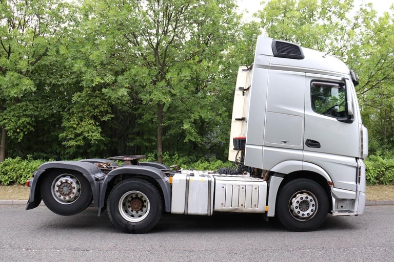 MERCEDES ACTROS 2548 STREAMSPACE 6X2 REARLIFT TRACTOR (2015)
