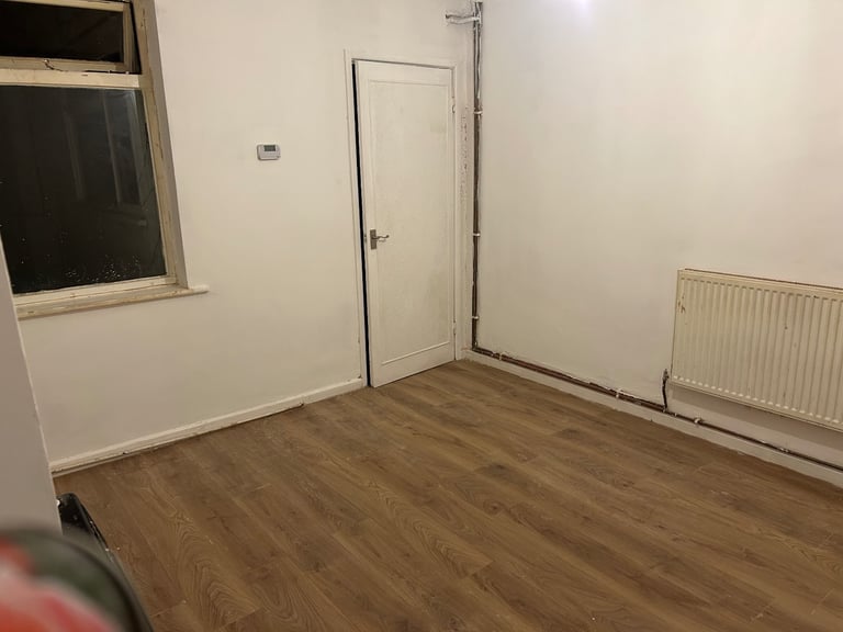 3 bedroom, 2 reception rooms town centre location 