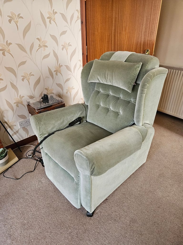 Rise and recline electric armchair 