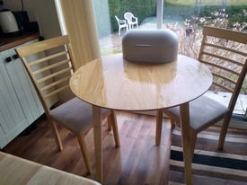 Table and 2 chairs 