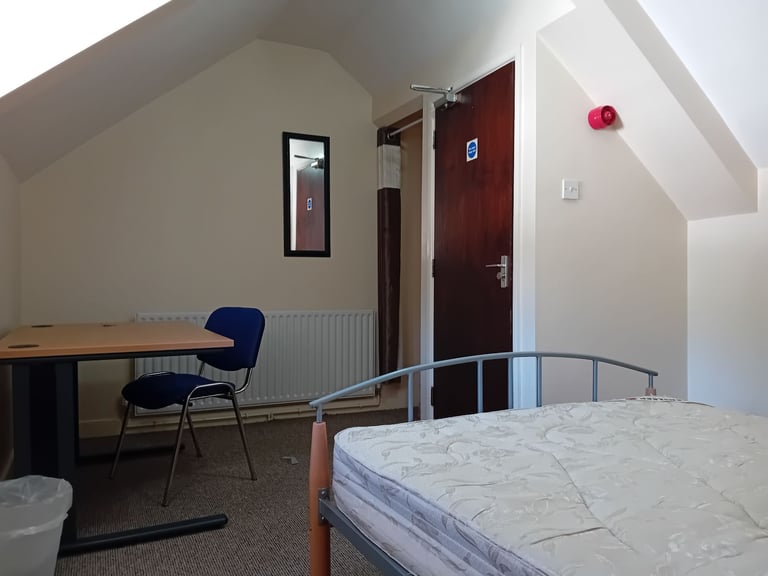 4 DOUBLE ROOMS IN WESTBURY STREET HOUSE TO RENT- STRICTLY STUDENTS ONLY.