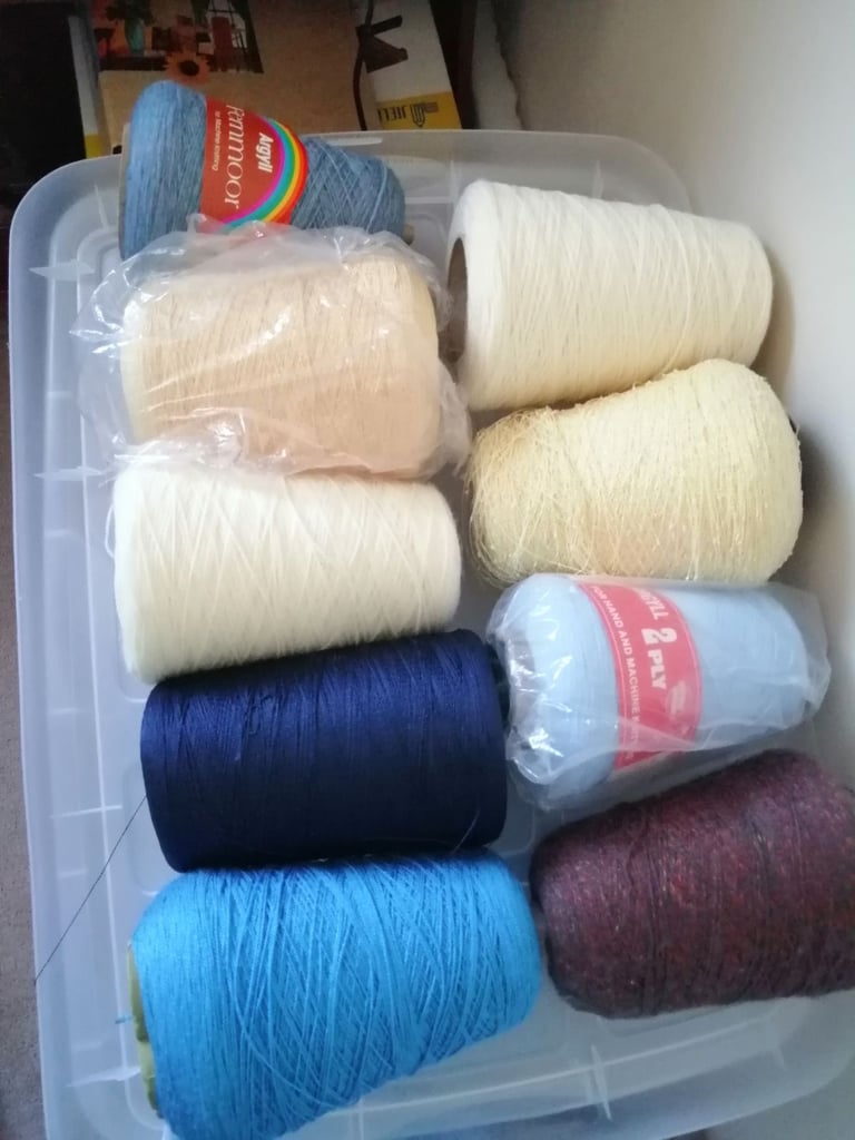 Knitting machine and accessories