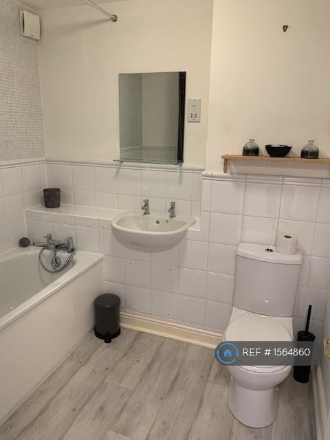 6 bedroom house in Nightingale Shott, Egham, TW20 (6 bed) (#1564860)