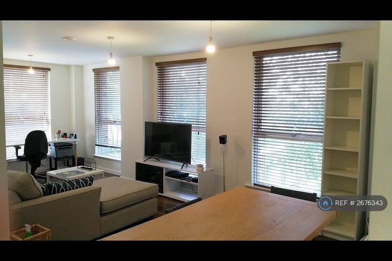 2 bedroom flat in Rosenburg Road, London, W3 (2 bed) (#2676343)