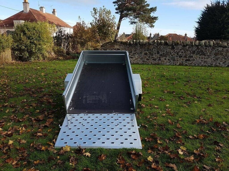 BRAND NEW 7,7ft x 4,2ft SINGLE AXLE FLAT TRAILER WITH RAMP 750kg