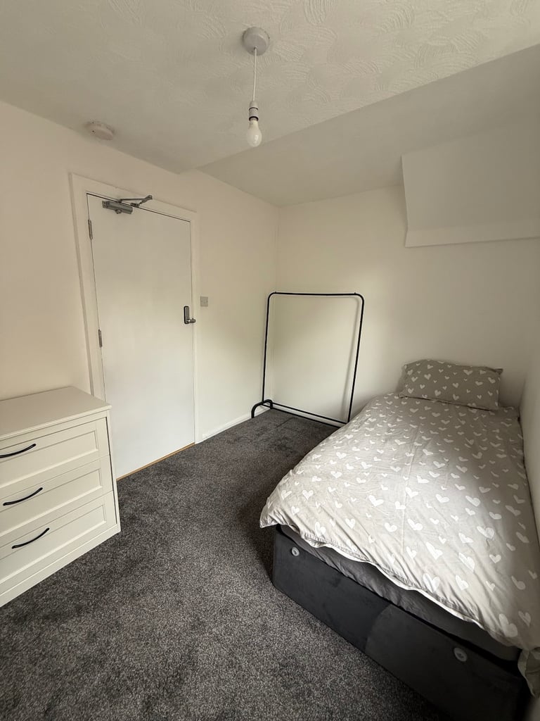 Newly refurbished room available to rent ALL BILLS INCLUDED!!! 