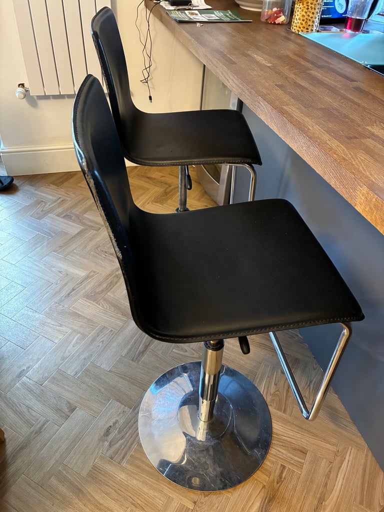 2 x height adjustable bar stools