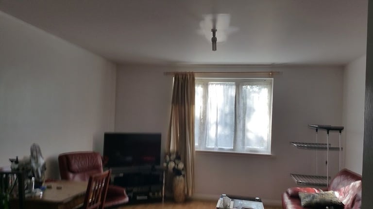 West London Acton, W3 two bedroom, 2nd floor flat in a purpose built gated court
