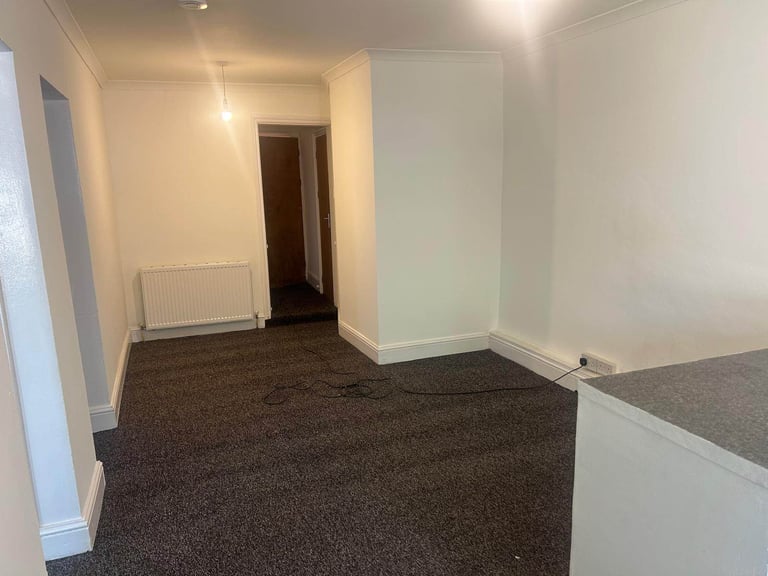 Modern 2-Bedroom Flat | Fitted Kitchen | Garden | Parking | St Albans Road, Ilford - IG3