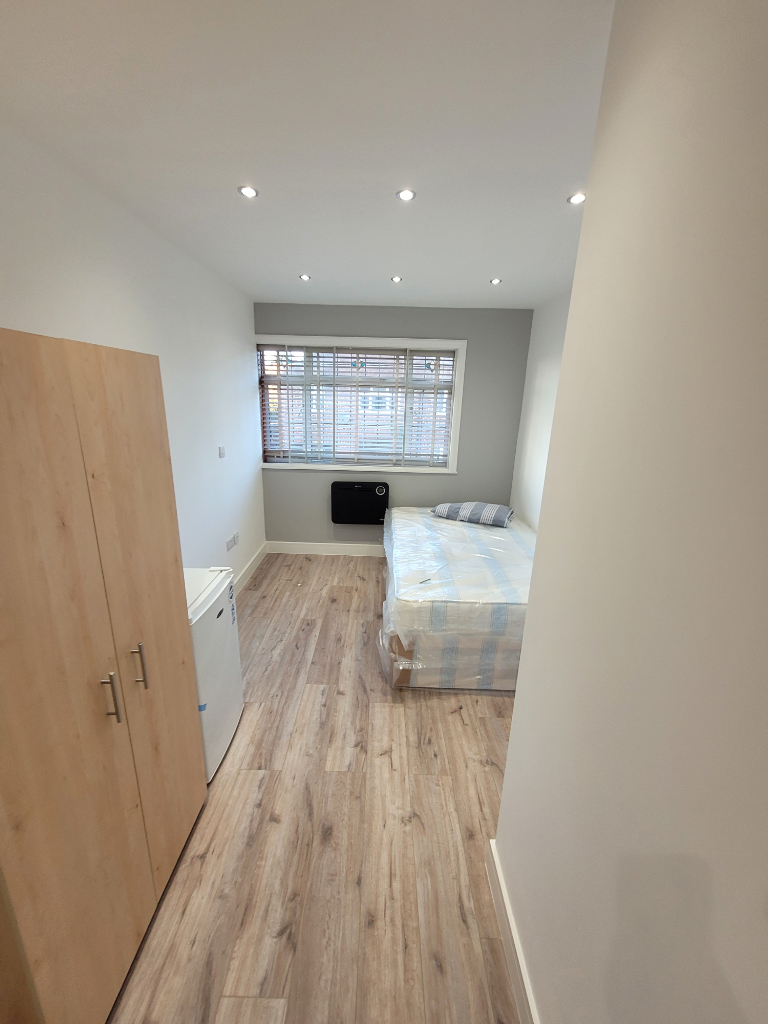 Ensuite studio To Let in Hounslow No Deposit! DSS Accepted! Aged 35+