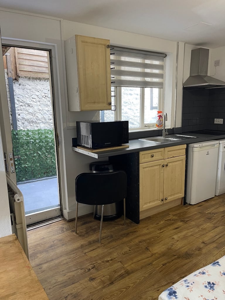 LOVEL DOUBLE ROOM AVAILABLE TO RENT IN HOVE CENTRE