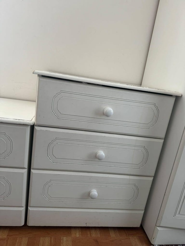 Bedroom furniture set