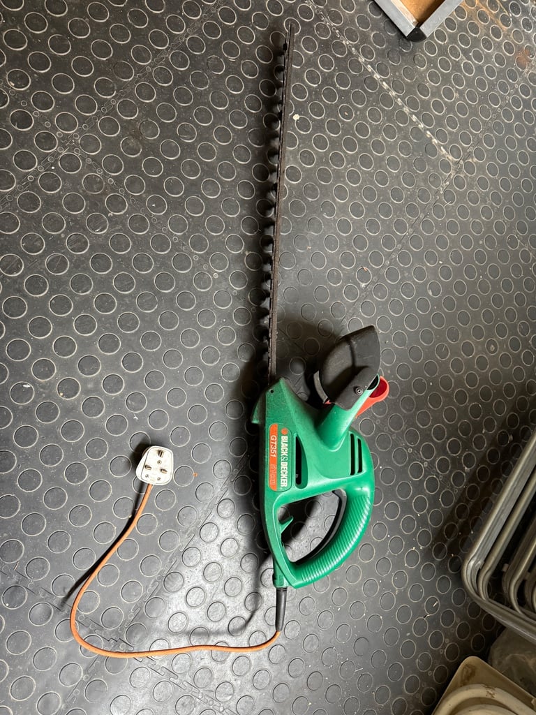 Black & Decker GT351 corded hedge cutters