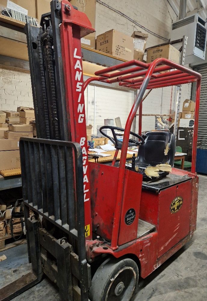 FORK LIFT TRUCK