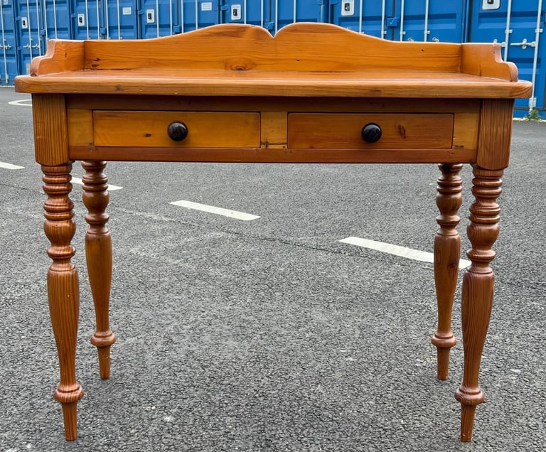 A QUALTY OREGON SOLID PINE CONSOLE TABLE