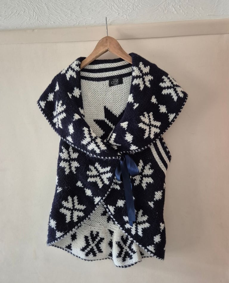 Blue & White Snowflake Design Reversible Thick Warm Waistcoat Blue Ribbon Fastening Immaculate 