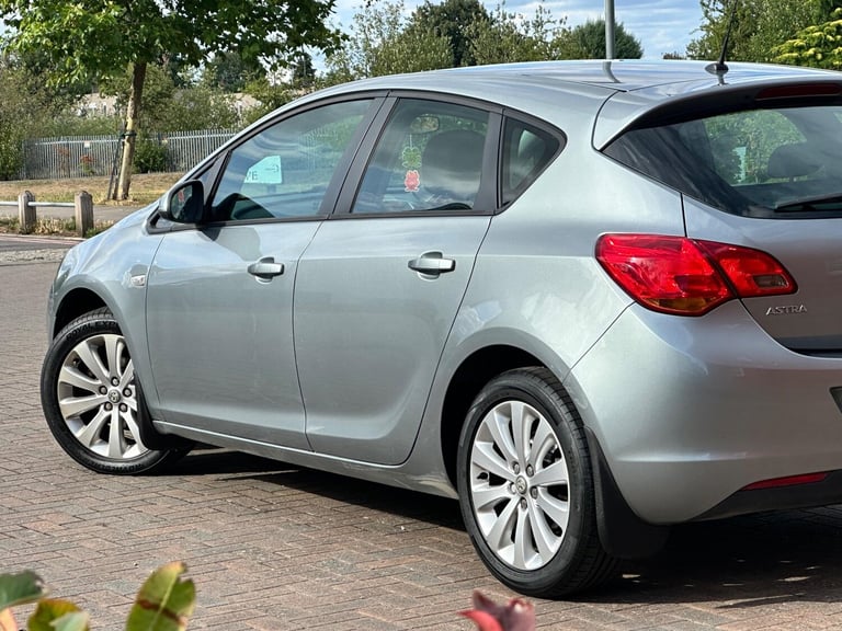 2011 Vauxhall Astra 1.4 16v Exclusiv Euro 5 5dr HATCHBACK Petrol Manual