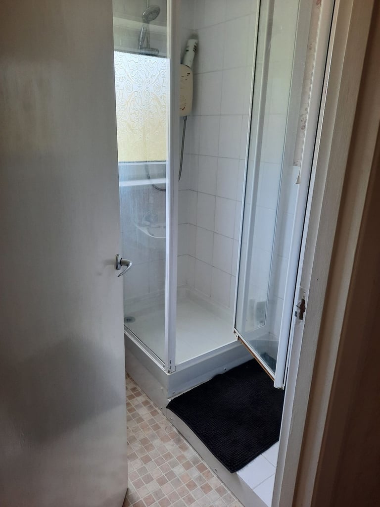 Massive room, all bills included, private kitchen and balcony included in price