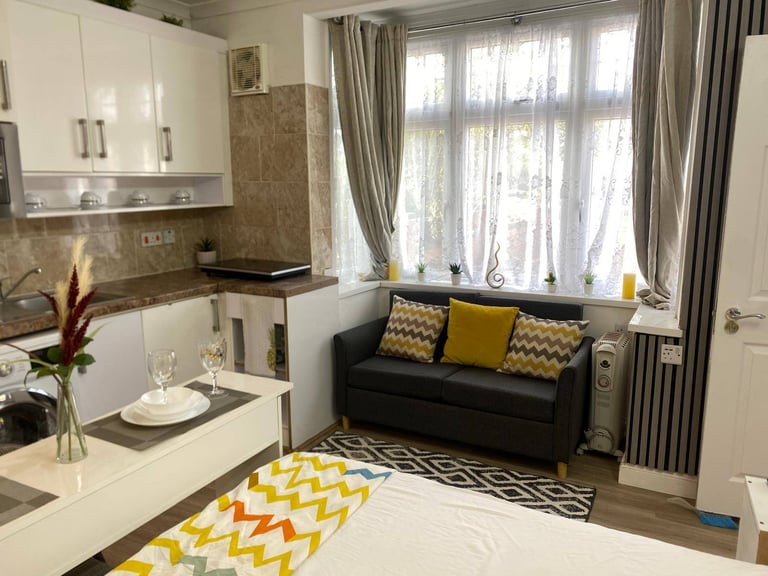 Seperate & Spacious Studio for Rent – TW4 5JL