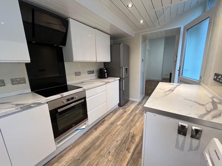 Uphall - 3 Bedroom, huge ground floor flat - Bright & Sunny - partially furnished 