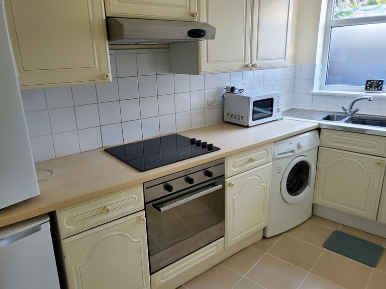 Newly refurbished One bedreoom(Studio Flat) with own parking to Rent