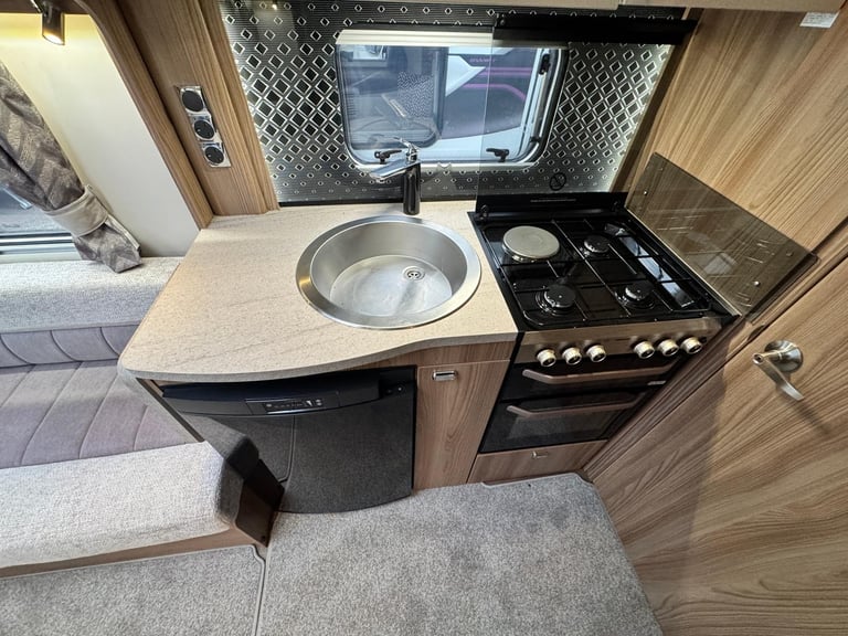 SWIFT CHALLENGER HI-STYLE 560 2021 MODEL ISLAND BED TOURING CARAVAN