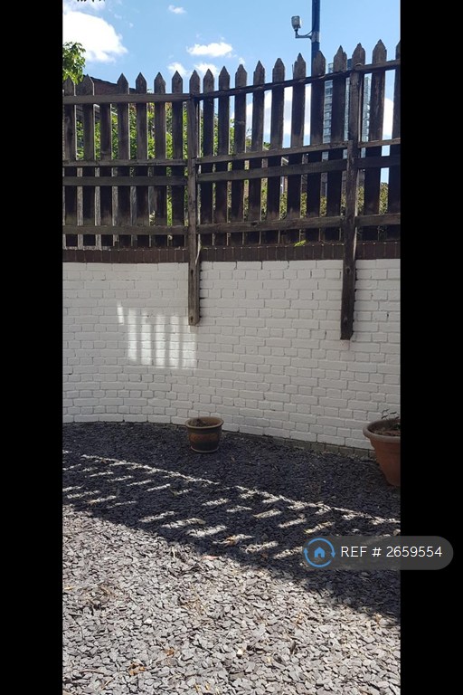 1 bedroom flat in Reginald Road, London, SE8 (1 bed) (#2659554)