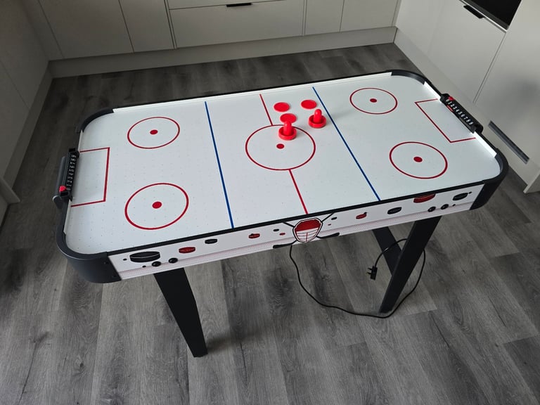 Air hockey table 