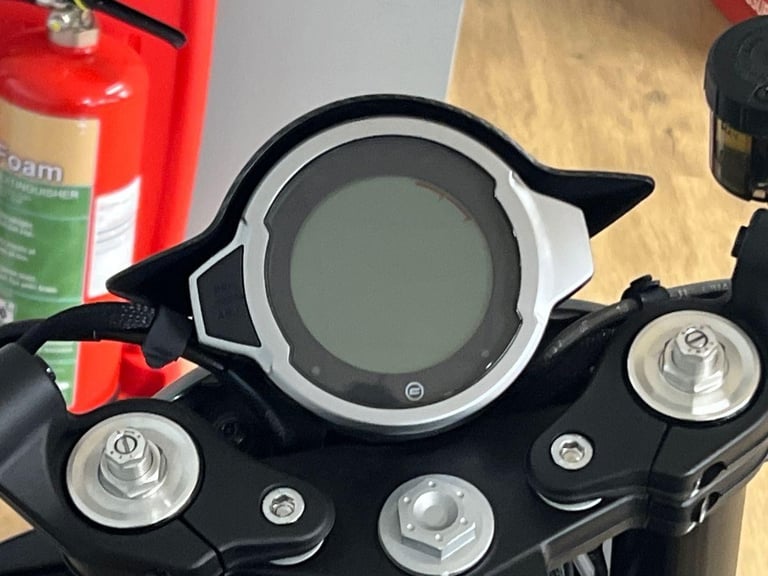 2025 Cf Moto Cl-X 700CL-X SPORT Petrol white 6 Speed