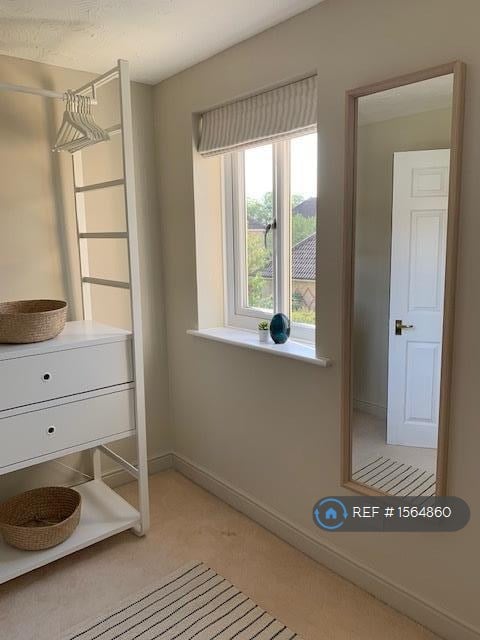 6 bedroom house in Nightingale Shott, Egham, TW20 (6 bed) (#1564860)