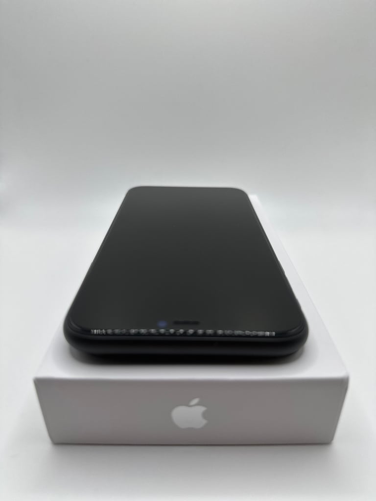 PRISTINE: Apple iPhone 11, 64gb, Black (UNLOCKED)
