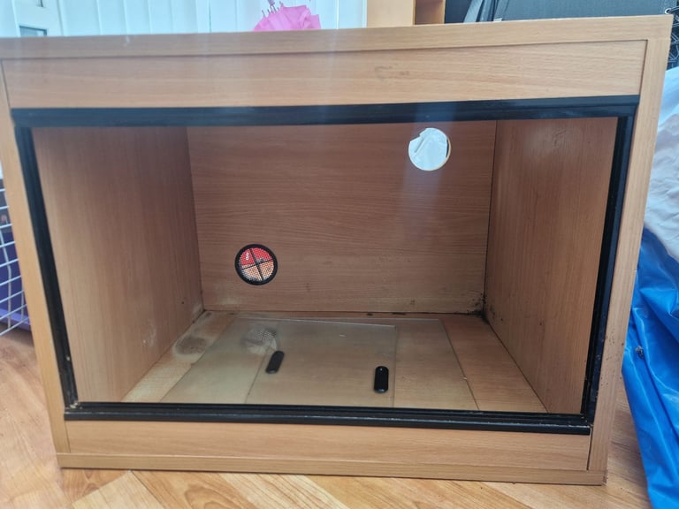 Reptile enclosure vivarium glass front