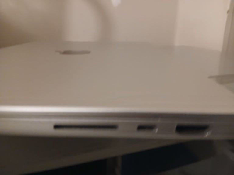 MacBook Pro M1 (2021) 16 GB – Ideal for Someone Who Just Wants to Mirror It – £250