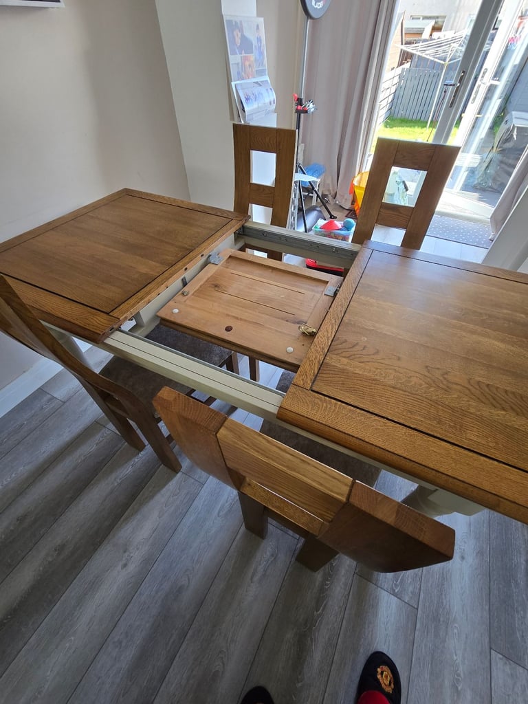 Oak Furnitureland 6 foot extendable table and chairs £400 ono