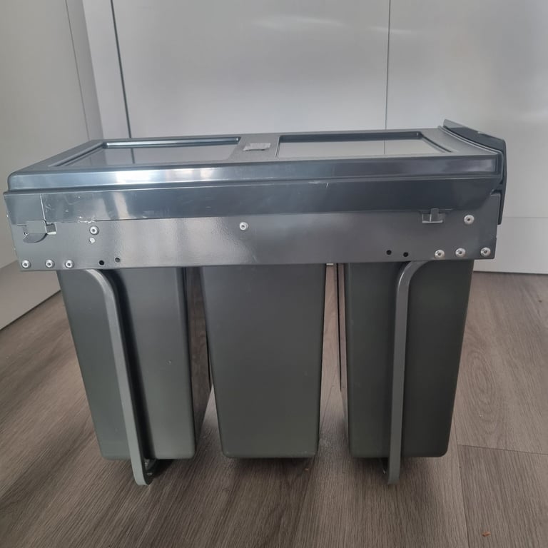 🗑️ Under Sink Bin – Perfect Condition!